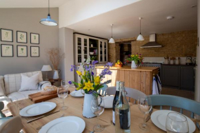 Gleneda Cottage - a renovated, traditional Cotswold cottage full of charm with fireplace and garden